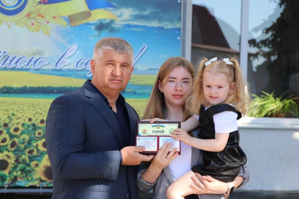 У День Героїв в Олевську вшанували полеглих воїнів та вручили відзнаки їхнім родинам