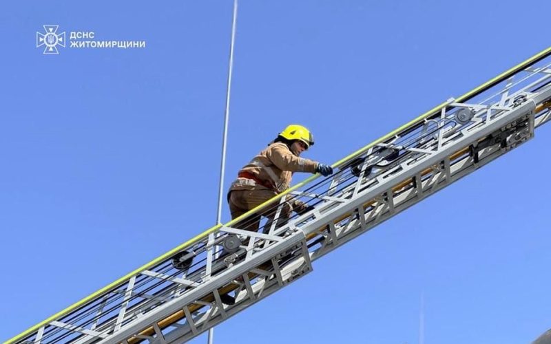 Близько півсотні рятувальників ліквідовували вогонь після авіаударів по Житомирщині