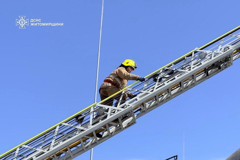 Близько півсотні рятувальників ліквідовували вогонь після авіаударів по Житомирщині