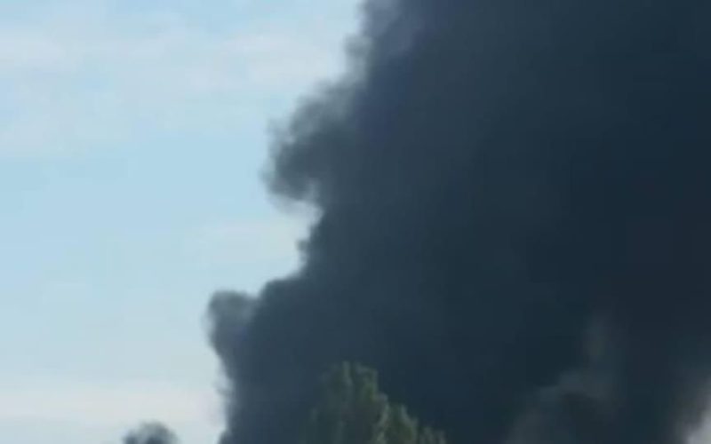 Під час повітряної тривоги у Коростені пролунало близько 7 вибухів: над містом піднявся дим