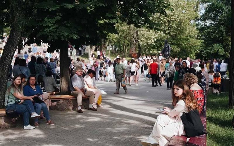 Відкриття «Алеї слави Героїв», волонтерський ярмарок та вальс випускників – Коростень готується до Дня міста