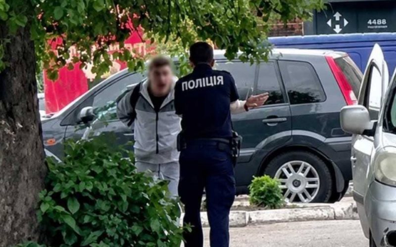 Чоловік погрожував ножем: на Житомирщині під час перевірки документів поліцейський дістав табельну зброю