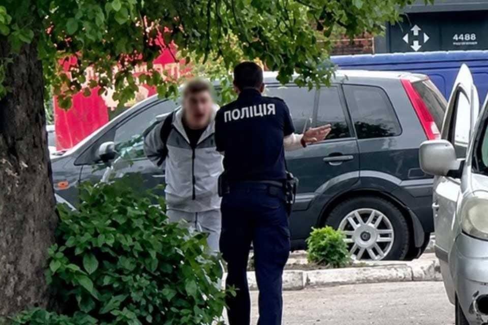 Чоловік погрожував ножем: на Житомирщині під час перевірки документів поліцейський дістав табельну зброю
