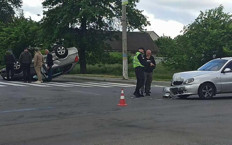 На перехресті у Малині зіштовхнулись дві автівки, одна перекинулась