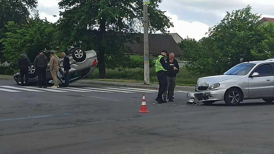 На перехресті у Малині зіштовхнулись дві автівки, одна перекинулась