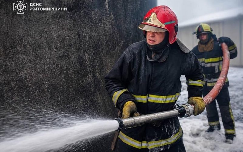 Через атаку рф на Житомирщині сталася пожежа на підприємстві, пошкоджено житло та господарську будівлю