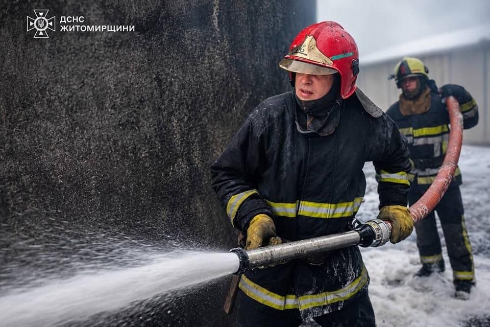 Через атаку рф на Житомирщині сталася пожежа на підприємстві, пошкоджено житло та господарську будівлю
