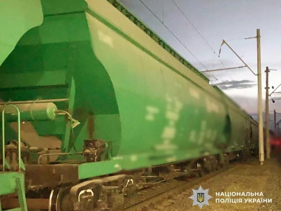 На Житомирщині 15-річного хлопця, який виліз на дах потяга, вдарило струмом: потерпілого госпіталізували