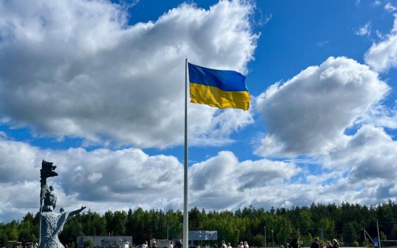 В Ушомирській громаді встановили флагшток із Державним Прапором України