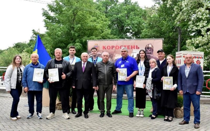 У Коростені відзначили волонтерів, які допомагали постраждалим жителям мікрорайону Бровар після ракетного удару