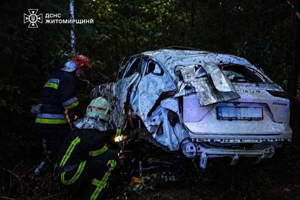 Поблизу одного з сіл на Малинщині легковик зʼїхав у кювет: водій та пасажирка вибрались, одна жінка загинула