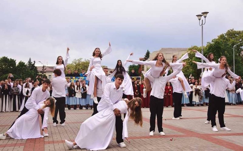 Випускники декількох ліцеїв взяли участь у фестивалі «Коростенський вальс»