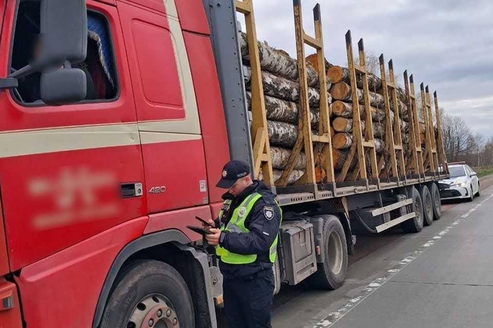 За місяць на дорогах Житомирщини патрульні виявили 35 випадків порушення правил перевезення деревини
