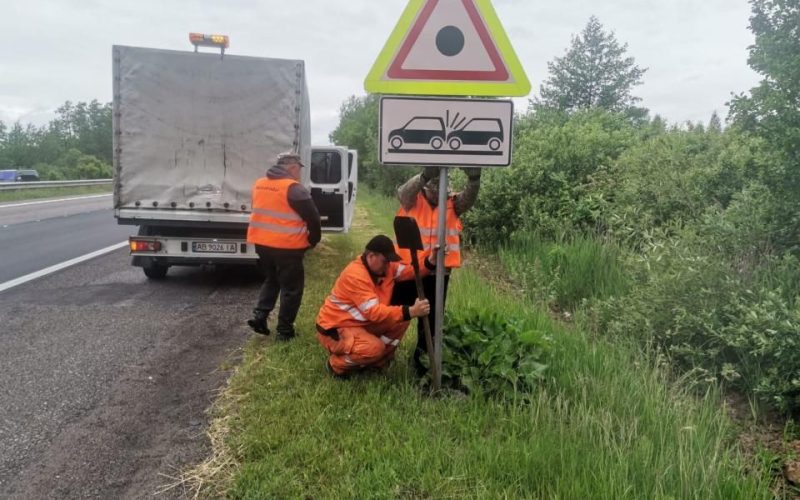 На автошляхах Житомирщини дорожники ліквідують вибоїни та здійснюють догляд за узбіччями