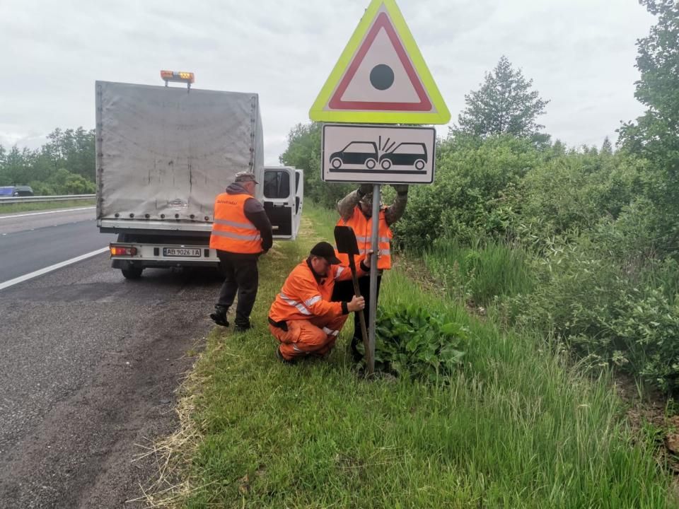 На автошляхах Житомирщини дорожники ліквідують вибоїни та здійснюють догляд за узбіччями
