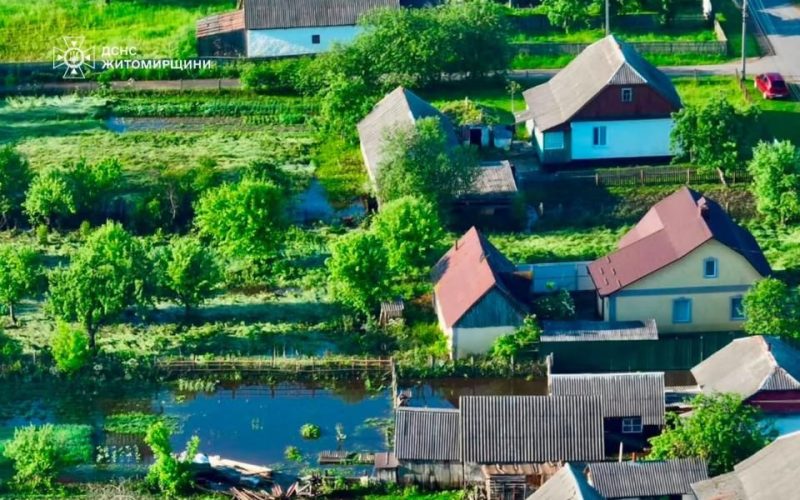 У селі неподалік Коростеня підтопило близько 20 садиб: рятувальники відкачували воду