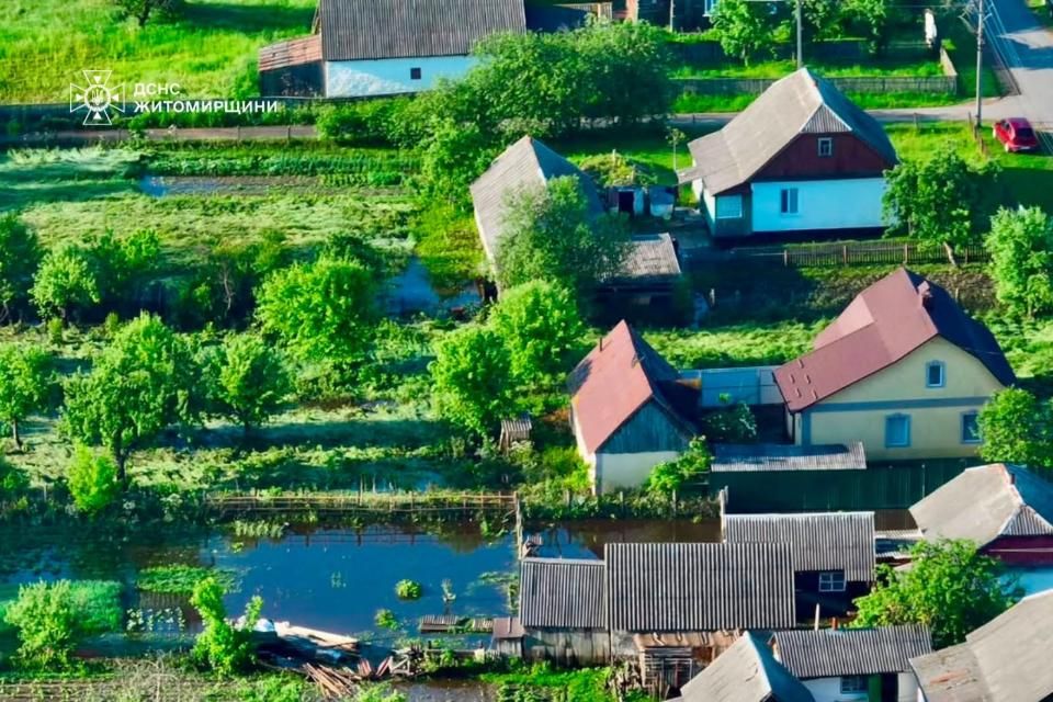 У селі неподалік Коростеня підтопило близько 20 садиб: рятувальники відкачували воду