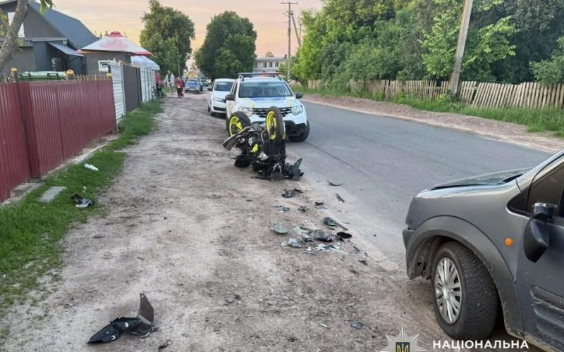 В Ушомирі п’яний водій на Ford зіштовхнувся з коростенцем на мотоциклі: потерпілого госпіталізували