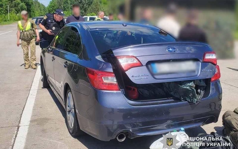 Коростенські правоохоронці затримали чоловіка, який за понад 1000 доларів сприяв незаконному перетину через кордон військовозобовʼязаним