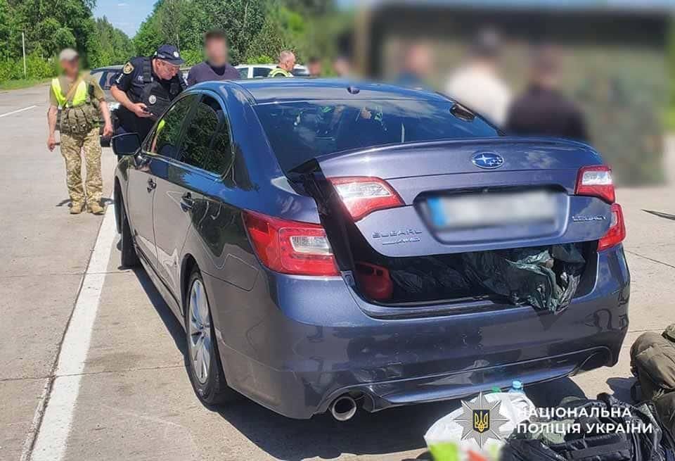Коростенські правоохоронці затримали чоловіка, який за понад 1000 доларів сприяв незаконному перетину через кордон військовозобовʼязаним
