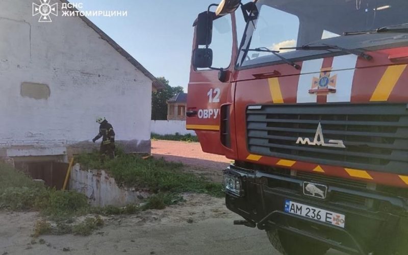 В Овручі з підвального приміщення допоміжної будівлі церкви рятувальники відкачували воду