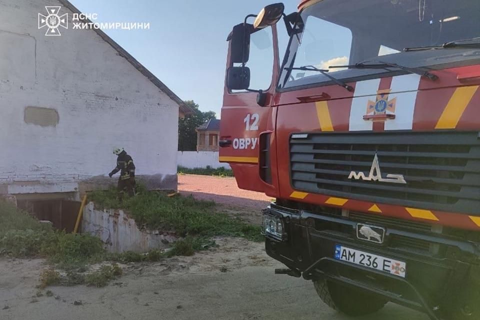 В Овручі з підвального приміщення допоміжної будівлі церкви рятувальники відкачували воду