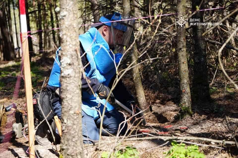 На території Малинської громади піротехніки обстежують ділянки, на яких можуть знаходитись вибухові предмети