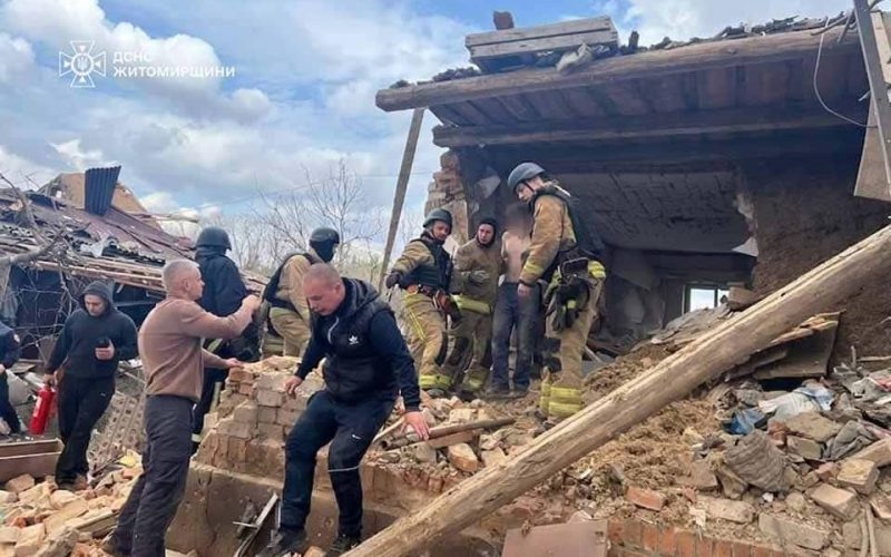 Шестеро коростенців, чиї будинки постраждали від атаки рф, отримали сертифікати з коштами, які перерахувала Естонія