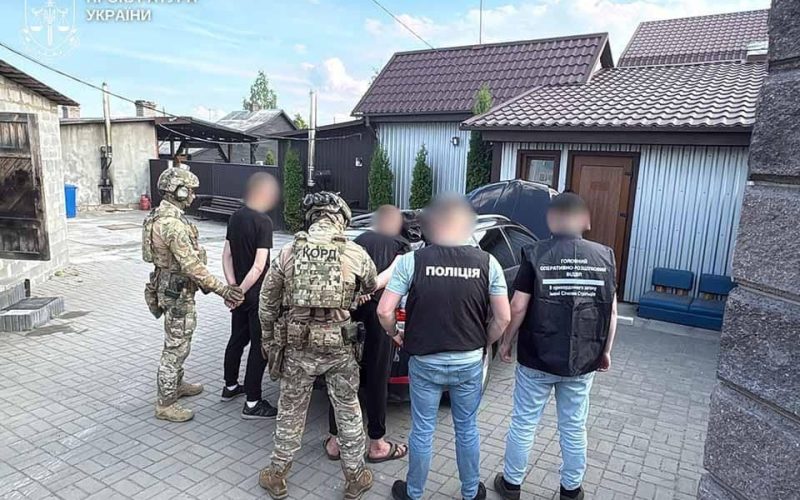Двох чоловіків з Рівненщини підозрюють у спробі за 10 тис. доларів переправити жителя Олевська до білорусі