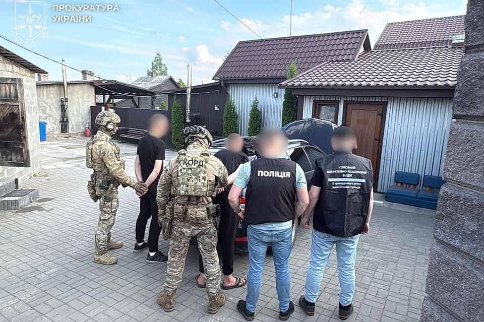 Двох чоловіків з Рівненщини підозрюють у спробі за 10 тис. доларів переправити жителя Олевська до білорусі