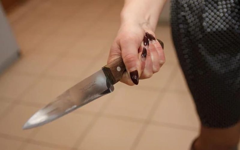 Взяла кухонний ніж та завдала чоловіку два удари в живіт – у Коростенському районі засуджено місцеву жительку