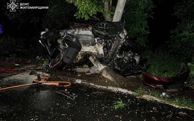 На одній з вулиць у Коростені автівка врізалася в електроопору та перекинулась: водія деблокували рятувальники