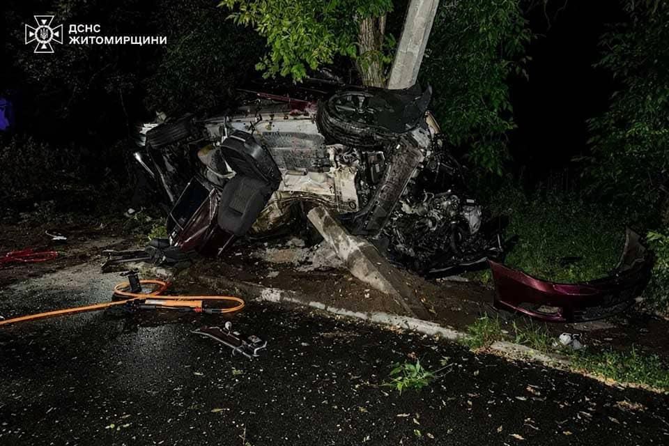 На одній з вулиць у Коростені автівка врізалася в електроопору та перекинулась: водія деблокували рятувальники
