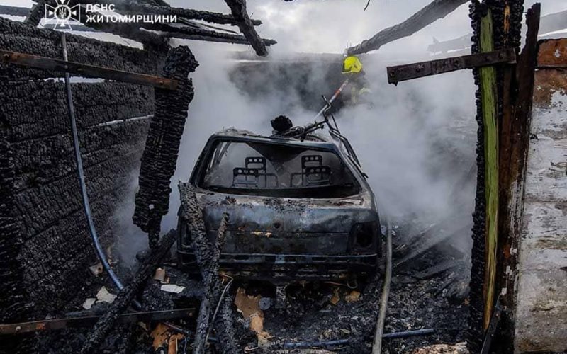 У селі Коростенського району згоріли господарча споруда та автомобіль, житловий будинок вдалося врятувати