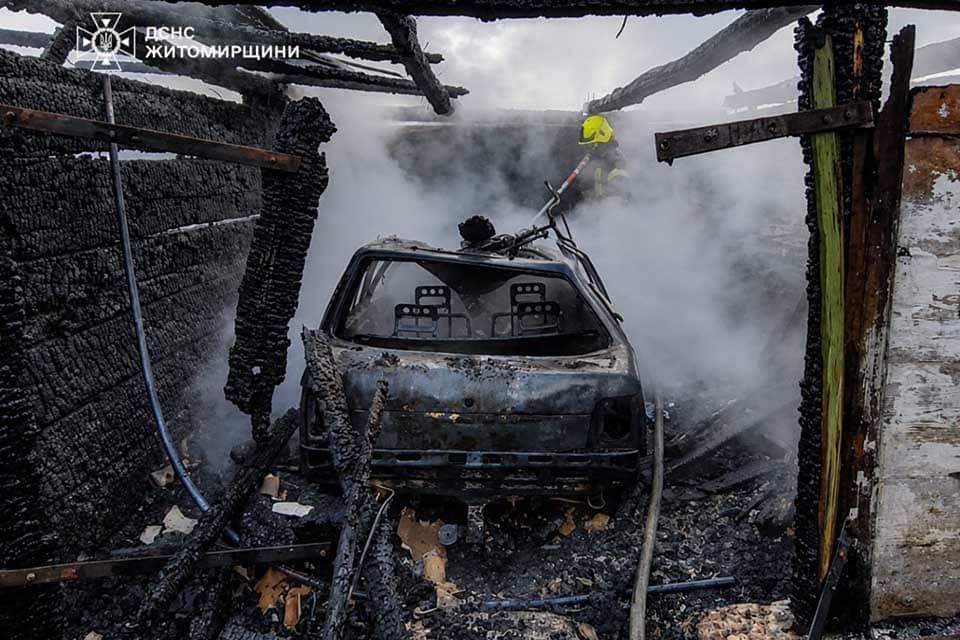 У селі Коростенського району згоріли господарча споруда та автомобіль, житловий будинок вдалося врятувати