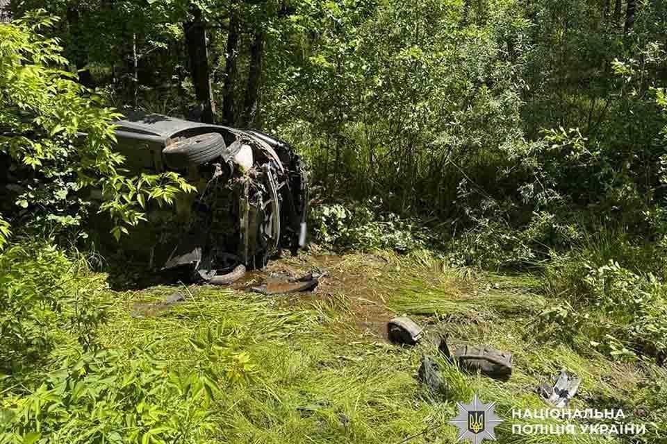 На трасі в Житомирській області Renault з’їхав з дороги, авто перекинулося: травмовані двоє