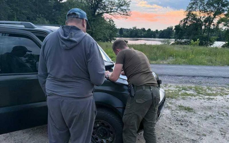 На річках у Коростенському районі двох рибалок спіймали з павуками, ще одного – з гарпуном