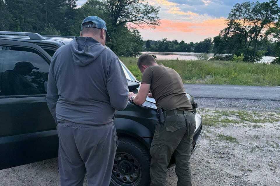 На річках у Коростенському районі двох рибалок спіймали з павуками, ще одного – з гарпуном