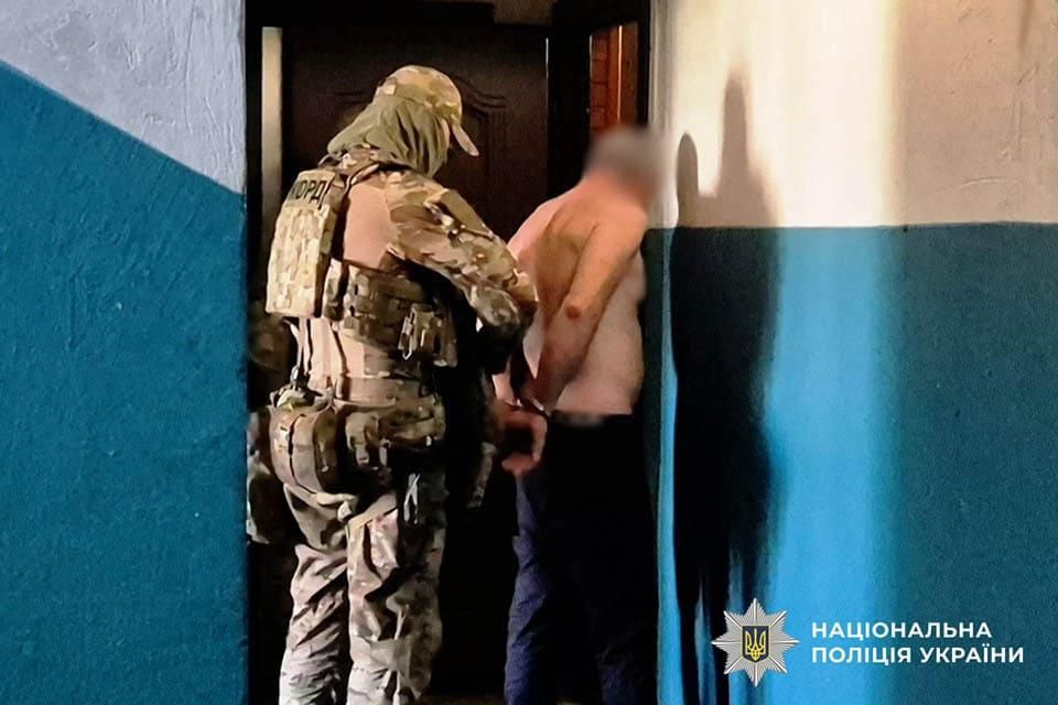 Самовільно залишив військову частину та погрожував гранатою: на Житомирщині чоловіку, через якого евакуювали мешканців будинку, загрожує 10 років тюрми