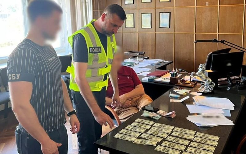 На Житомирщині викрили керівника однієї з лікарень: за 4 тис. доларів пропонував списання з військової служби