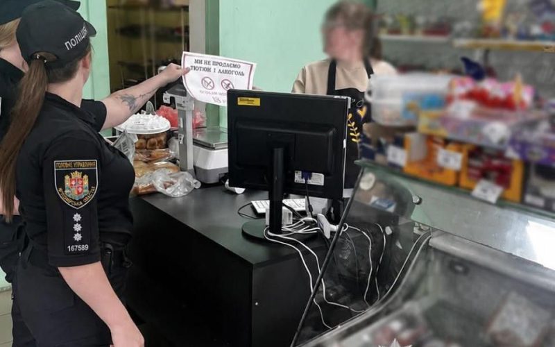 Поліція Коростеня провела рейд у магазинах: нагадали продавцям про заборону продажу алкоголю та тютюну неповнолітнім