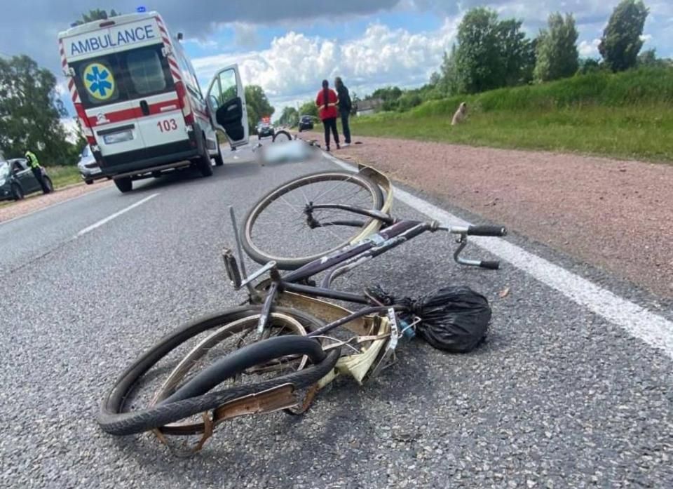 В Овручі водійка на Renault збила велосипедиста: пенсіонер загинув
