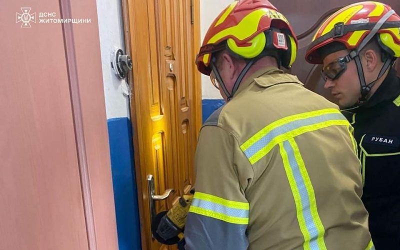 У Малині рятувальники допомогли матері потрапити до квартири, де була малолітня дитина