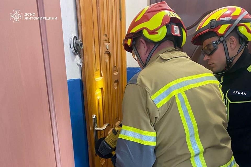 У Малині рятувальники допомогли матері потрапити до квартири, де була малолітня дитина