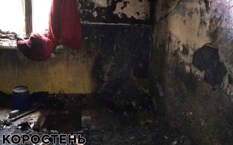 У селі Коростенського району горів будинок: біля вхідних дверей виявили тіло жінки