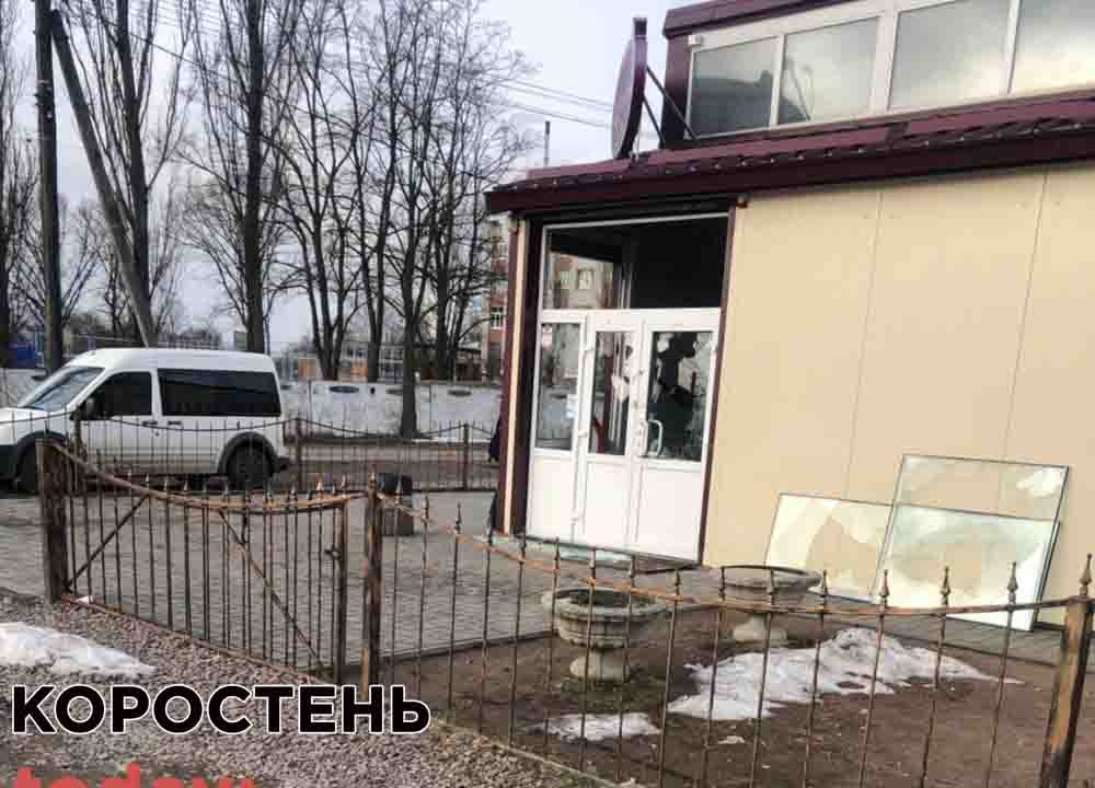 Коростенським підприємцям побили вікна у двох магазинах