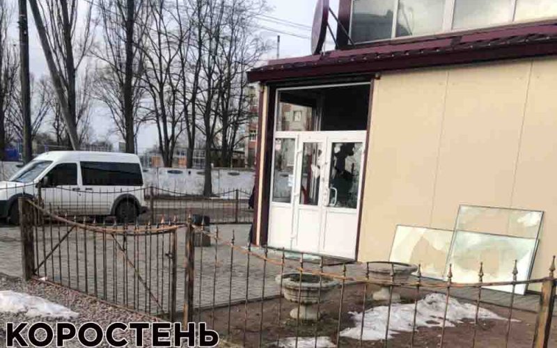 Коростенським підприємцям побили вікна у двох магазинах