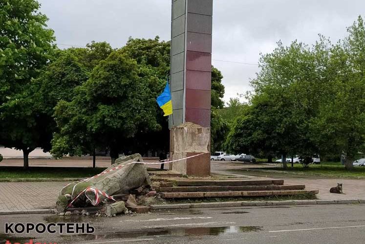 Коростенські активісти обіцяють привезти повалені комуністичні пам’ятники до дому місцевих можновладців