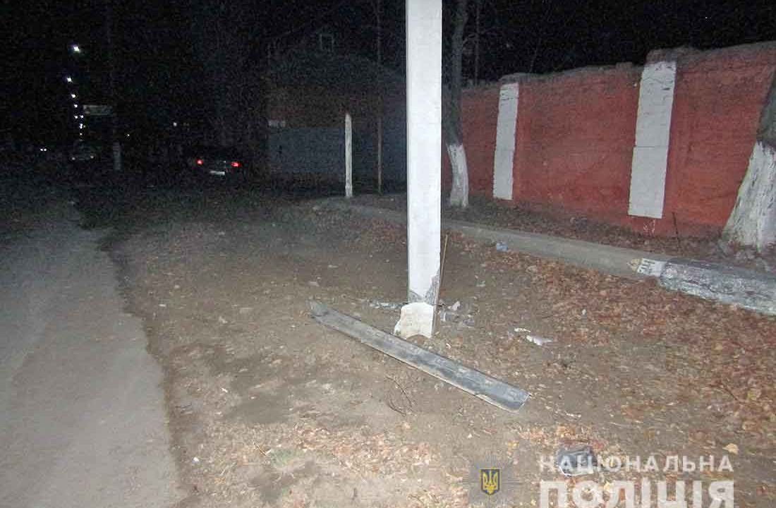 В Коростені автівка врізалась у дерево: для визволення пасажира залучали рятувальників