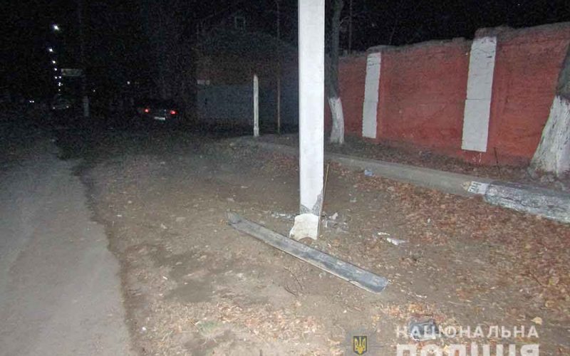 В Коростені автівка врізалась у дерево: для визволення пасажира залучали рятувальників
